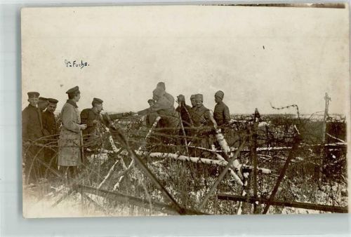 Landser tauschen über den Stacheldrahtverhau hinweg mit russischen Soldaten WK I