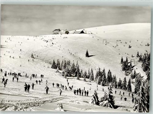 Belchen Skifahrer unterhalb des Hotel Gasthaus Belchenhaus Hüttenstempel Belchenhaus