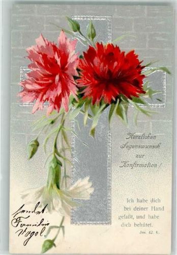 Rote Nelken vor einem Kreuz