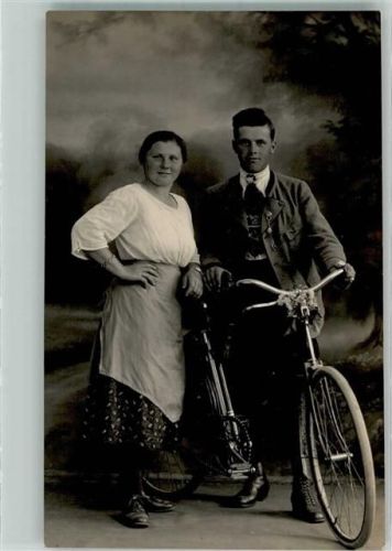 Frau und Mann in bayerischer Tracht mit seinem Rad Privatfoto AK