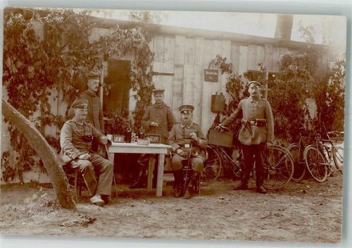 Köln Deutz 105 1915 Landser und Offiziere in Uniform vor der Schreibstube Fahrrad Eisernes Kreuz Feldpost WK I