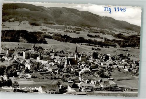 Teisendorf Fliegeraufnahme des Ortes mit der Kirche St. Andreas und dem Teisenberg