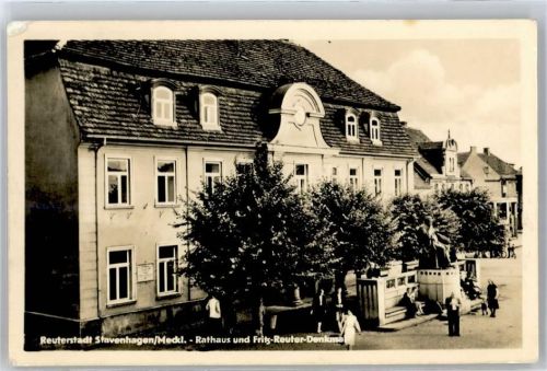 Basepohl Rathaus und Fritz-Reuter-Denkmal