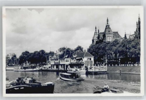 Amsterdam Centraal Station met Noordhollandsch koffiehuis