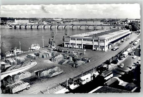 Bordeaux Les Quais vers le Pont de Pierre