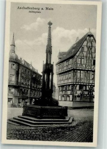 Aschaffenburg Stiftsplatz mit Pilgerbrunnen