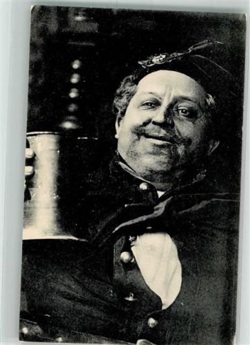 Selig guckender Mann mit einem Krug Alkohol