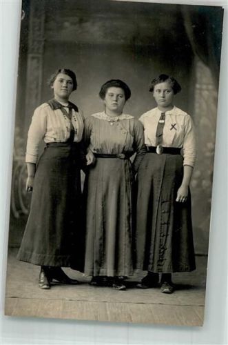 Schwegenheim 1915 Drei junge Frauen im Fotostudio Ort handschriftlich