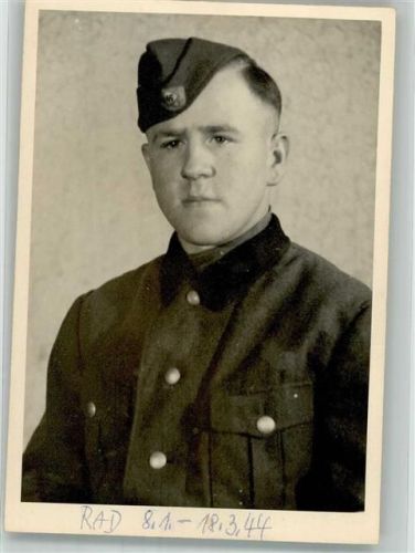 1944 Portraitaufnahme eines Arbeitsmannes in Uniform