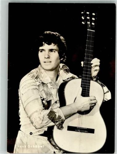 Portrait des Sängers Frank Schöbel mit Gitarre Fotograf Schorsch Progress Starfoto Nr. 163/72