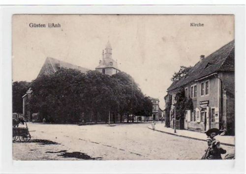 Güsten i. A. mit Blick auf die Kirche. Feldpost, mit Stempel von 1916. Leichter Bug unten rechts, leicht stockfleckig, sonst gut erhalten.