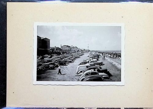 Duhnen Foto montiert auf Karton Parkplatz am Strand VW Käfer Passepartout Fotograf Otto Schulze