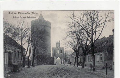 Gruß aus Mittenwalde (Mark). Abgebildet ist das Berliner Tor und der Pulverturm. Postalisch nicht befördert. Gute Erhaltung.