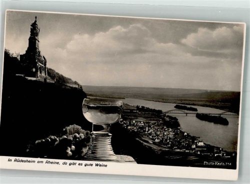 Niederwalddenkmal Weinrömer vor dem Denkmal und Rüdesheim Fotograf Kratz
