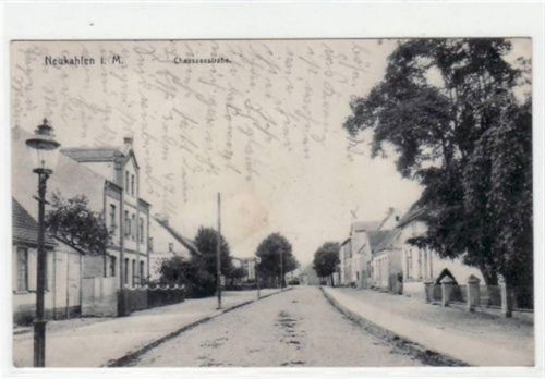 Neukahlen i. M. mit Chauseestraße. Postalisch gelaufen mit Poststempel 31.8.1916. Leichter Fleck in der Mitte, sonst gut erhalten.