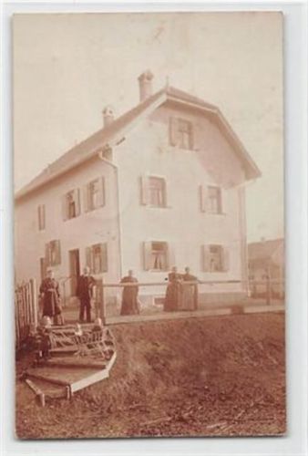 Seltene Fotokarte Buchloe. Personen mit Kinderwagen vor einem Haus. Karte beschrieben kleiner Knick Kartenmitte, Vorder- und Rückseite fleckig, sonst gut erhalten