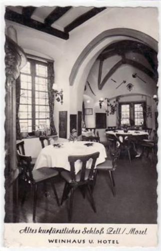 Zell a.d. Mosel mit Weinhaus u. Hotel, " Altes kurfürstl. Schloß " gelaufen, Datum nicht lesbar. Leichter Bug oben rechts und unten links, sonst gut erhalten