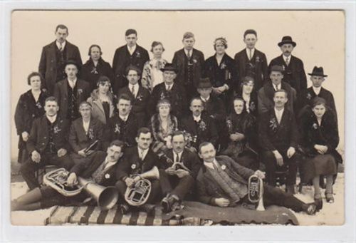 Seltene Fotokarte von Neufelden. Hochzeitsaufnahme. Ungelaufen. Leicht stockfleckig, leichter Bug oben mitte, sonst gut erhalten.