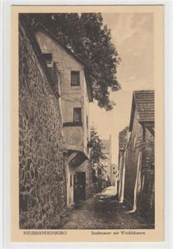 Neubrandenburg Neubrandenburg. Stadtmauer mit den Weichhäusern ungelaufen Gute Erhaltung.