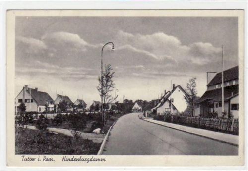 Tutow i. Pom. mit Hindenburgdamm. Als Feldpost postalisch gelaufen 27.5.1940. Rückseite leicht stockfleckig, sonst gut erhalten.