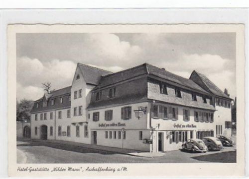 Aschaffenburg. Hotel Gaststätte Wilder Mann mit Autos im Vordergrund. Ungelaufen. Sehr gute Erhaltung.