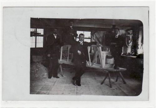 Seltene Fotokarte Innenansicht von einer Schreinerei oder Tischlerei in Kettershausen. gelaufen 1915. Leichter Stempeldurchdruck. Rückseite leicht fleckig, sonst gut erhalten