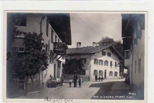 Mieders im Stubaital mit Straßenansicht. ungelaufen handschriftliches Datum von 1926. Gute Erhaltung.