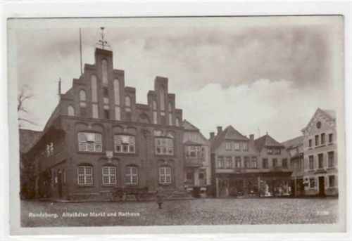 Rendsburg Rendsburg mit Altstädter Markt und Rathaus ungelaufen Leichter Bug oben rechts, leicht fleckig, sonst gut erhalten