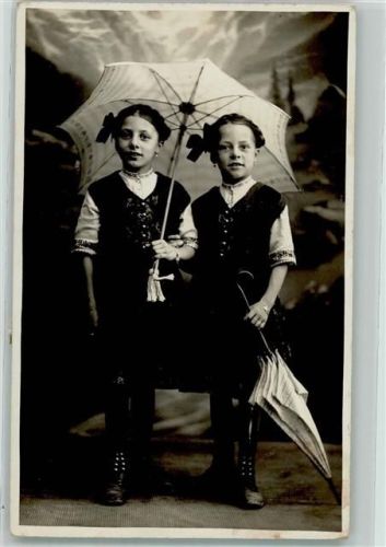 Laufen Portrait 2 Mädchen mit Regenschirm