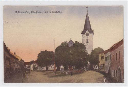 AK von Hellmonsödt. Marktplatz mit Kirche gelaufen am 15.07.1925. Leichter Bug oben rechts, leicht stockfleckig, leichte Eckabschürfungen, sonst gut erhalten. PLZ 4202.