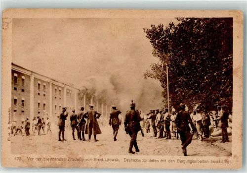Brest 1917 vor der brennenden Zitadelle Deutsche Soldaten mit den Bergungsarbeiten Uniform