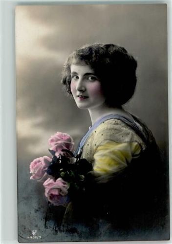 Serie 4456-3 Frauenschönheit mit Rosen Haarmode AK