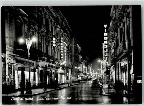 Bari via Vittorio Veneto bei Nacht Oldtimer