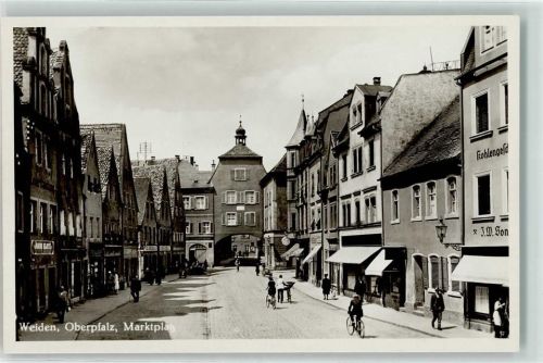 92637 W8480 Weiden , Oberpf Foto AK Marktplatz Tor Uhr Fahrrad Geschäfte
