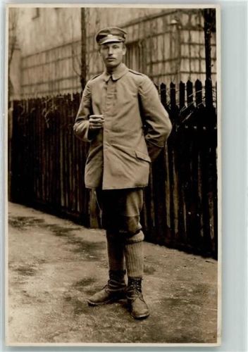 Soldat mit einer Zigarette , verstärkte Kniepolster - Schneeschuhtruppe Bayr. Alpencorps Gebirgsjäger WK I 1915 Privatfoto AK