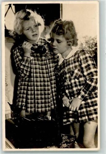 1955 - 1960 Mädchen beim Telefonieren