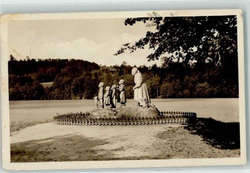 Ratiborice Pomnik babicky s detmi Statue Kinder Hund