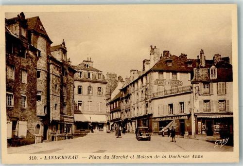 Landerneau Marktplatz und Maison de la Duchesse Anne Oldtimer