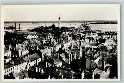 Lorient vue du Port et la Radeprise de la Tour de l`Eglise Leuchtturm