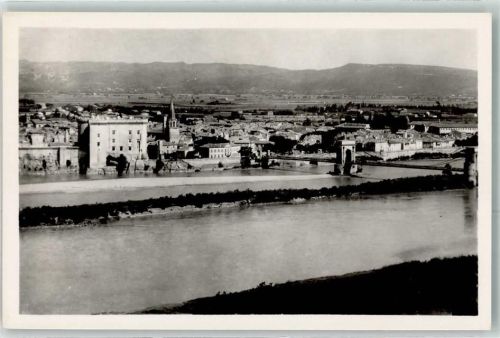 Tarascon le Rhone et la ville vus de Beaucaire