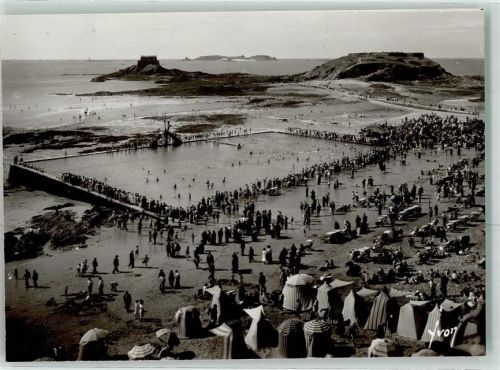 Saint-Malo Schwimmbad le petit et le grand Bey au loin i`Ile de Cezembre