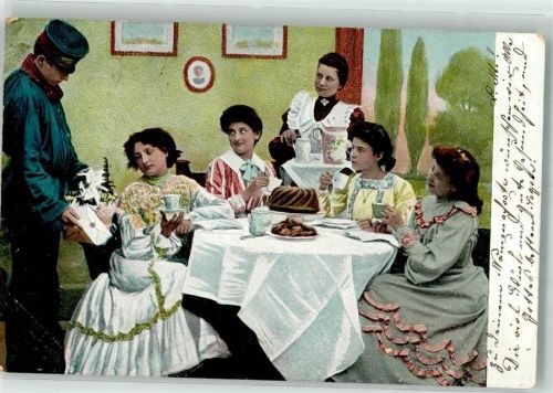 1905 Postbote überbringt einer Frau einen Brief und einen Präsentkorb während des Kaffeekränzchens