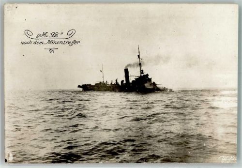 Zerstörtes Kriegsschiff M 92 nach Minentreffer