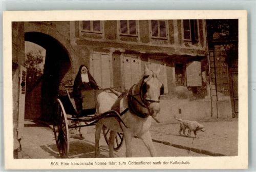 Eine fanzösische Nonne fährt im Bauernwagen zum Gottesdienst Foto Gebr. Haeckel