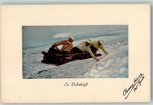 Ein Mann und zwei Frauen driften im Bob durch die Eisrinne