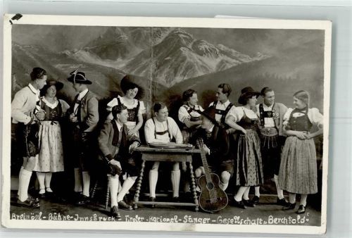 Innsbruck Breinössl Bühne Tiroler Karionel Sänger Gitarre Zither Tracht
