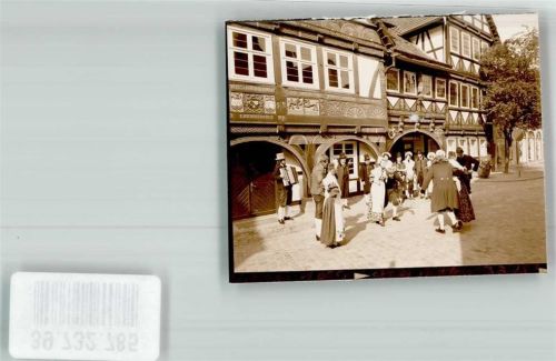 Schwalenberg Volkstanz in Tracht mit Ziehharmonika vor dem Rathaus Foto Original aus Archiv eines Ansichtskartenverlags Ort handschriftlich