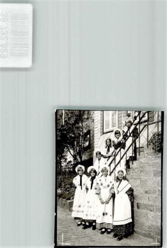 Schwalenberg Frauen in Tracht auf einer Treppe Foto Original aus Archiv eines Ansichtskartenverlags Ort handschriftlich