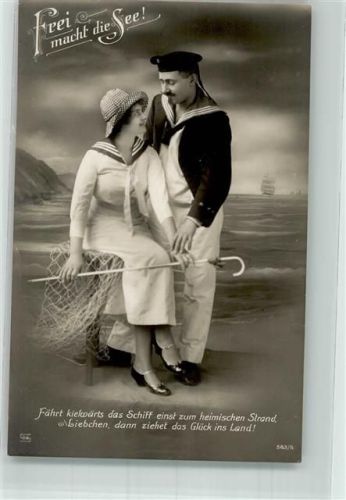 1916 Deutscher Matrose in Uniform hält am Meeresstrand seine Liebste im Arm Fotostudioaufnahme WK I