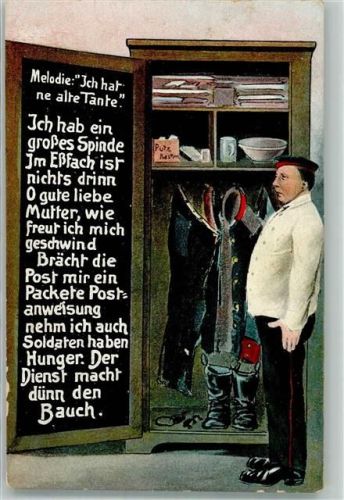 Landser steht vor dem leeren Essensregal in seinem Spind